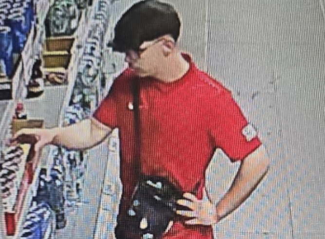 &Ouml;ffentlichkeitsfahndung nach r&auml;uberischem Diebstahl - Wer erkennt diesen Mann? (Foto: LPI)