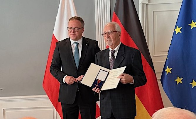 Ministerpr&auml;sident Mario Voigt zeichnet Dr. Dieter Kornmann mit dem Verdienstorden aus (Foto: Wilfried Rossmel)