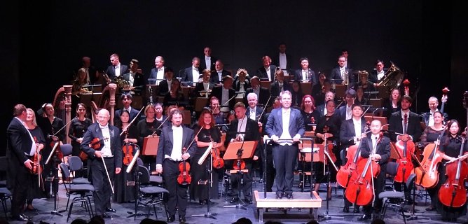 Das Loh-Orchester empf&auml;ngt seinen Applaus. In der Mitte Generalmusikdirektor Gabor Hontvari (Foto: C.Laude)