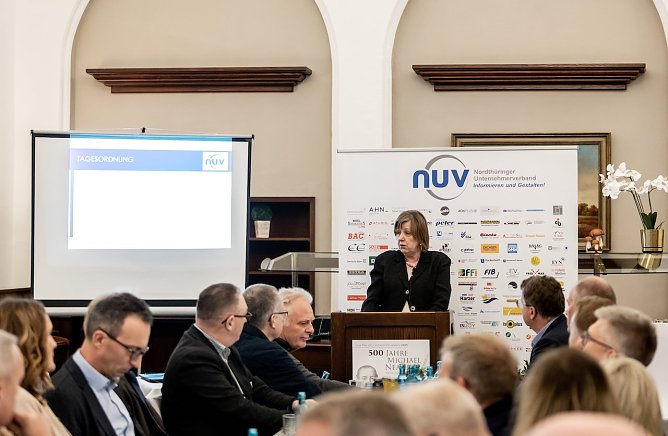 Martina Röder begrüßt die Gäste des NUV in der Neanderklinik (Foto: © NUV |Christoph Keil) Martina Röder begrüßt die Gäste des NUV in der Neanderklinik (Foto: © NUV |Christoph Keil)