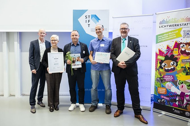 MINT-Auszeichnung für das Humboldt Gymnasium (Foto: Thomas Müller) MINT-Auszeichnung für das Humboldt Gymnasium (Foto: Thomas Müller)