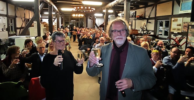 Sabine Schr&ouml;der und J&uuml;rgen Rennebach sto&szlig;en auf die zehnte Ausgabe mit den G&auml;sten an. (Foto: nnz)