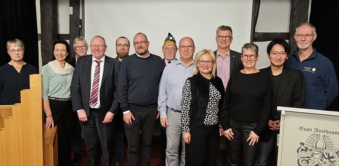 Von links: Christine Heimrich, Marion Wohler (Gesundheitsberaterin), Winfried Schmitt, Thorsten Schwarz, Kevin Schmidt (Tierschutz Nordhausen), Marcel Barth (B&uuml;ro und Technik), J&ouml;rg Bauersfeld (Ritter Doppelkorn), Uwe Maurer (Nordbrand), Kathrin Materlik (S&uuml;dharzwerke), Andr&eacute; Materlik (Knauf Rottleberode), Sabine Schr&ouml;der (Ideengeberin), Masanori Kobayashi (Klarinettist) und Werner Koppe (Naturf&uuml;hrer) (Foto: nnz)