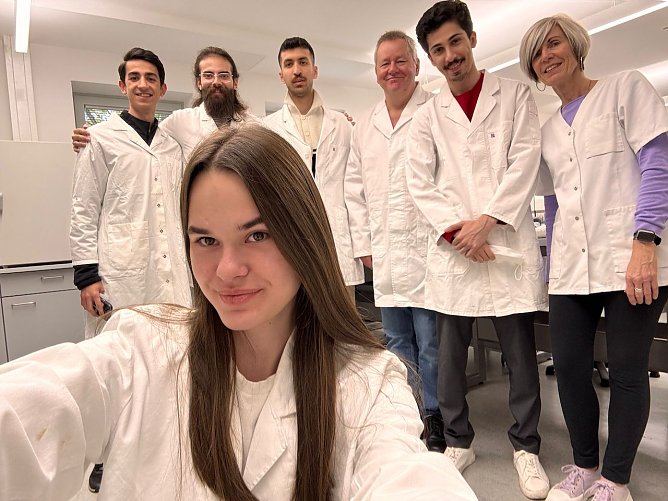 Studierende des M-Kurses des Staatlichen Studienkollegs der Hochschule Nordhausen bei praktischen Versuchen im Labor f&uuml;r Angewandte Mikrobiologie. (Foto:  privat)