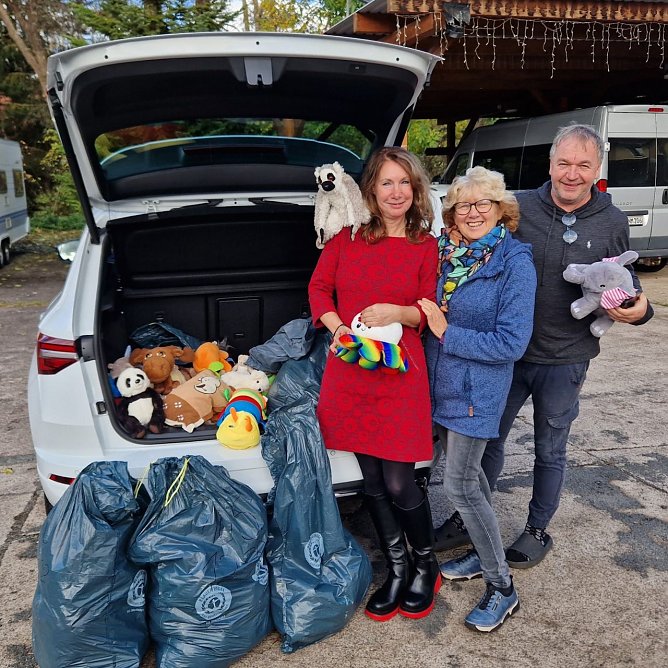 Doris Lang und das Ehepaar Pendzialek haben die Kuscheltiere abgeholt (Foto: Advent-Wohlfahrtswerk, Helferkreis Nordhausen)