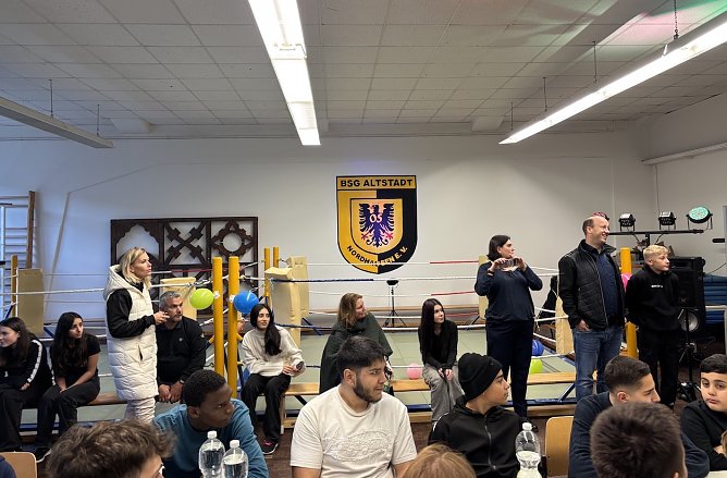 Aktive, Eltern und Verantwortliche gestern Nachmittag in der Rathsfeder Str. 1, dem neuen Domizil der BSG Altstadt 05 (Foto: oas)