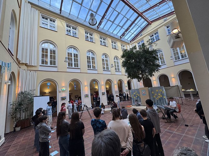 Er&ouml;ffnung der Sunflower Dreams Project Ausstellung an der Petersbergschule (Foto: Stadt Nordhausen)