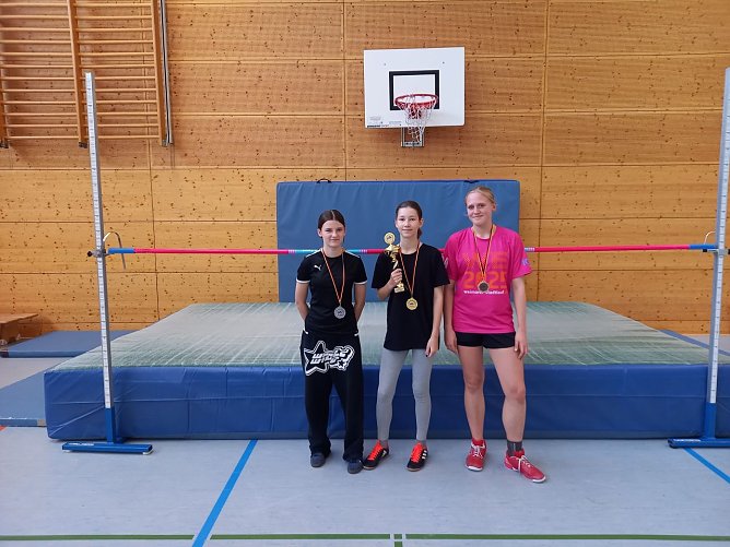 Hoch hinaus - die jungen Springerinnen des Schillergymnasiums (Foto: Josefine Vargas)
