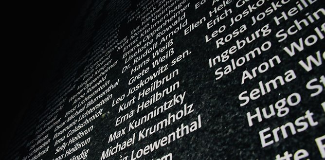 Die neue Gedenktafel am Nordhäuser Rathaus (Foto: agl) Die neue Gedenktafel am Nordhäuser Rathaus (Foto: agl)