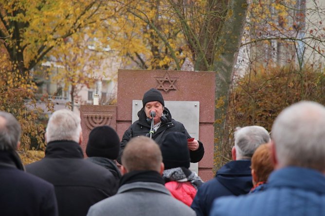 Am Gedenkstein der alten Synagoge wurde heute der Pogromnacht von 1938 gedacht (Foto: agl) Am Gedenkstein der alten Synagoge wurde heute der Pogromnacht von 1938 gedacht (Foto: agl)