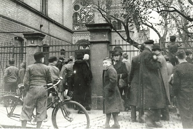 Am 10.11.1938 besichtigen Neugierige die ausgebrannte Synagoge (Foto: Verlag Iffland)