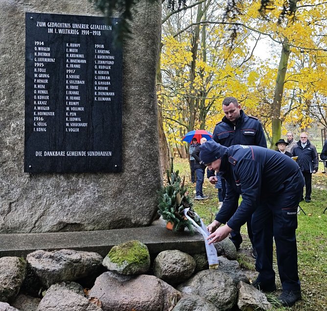 Kameraden der Feuerwehr legten einen Kranz f&uuml;r die Gemeinde nieder (Foto: nnz)