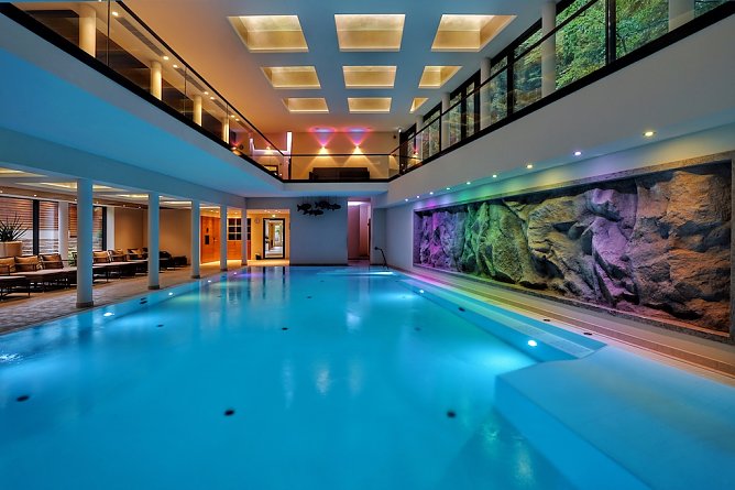 Pool im Naturresort & Spa Schindelbruch (Foto: Ritter von Kempski Privathotels & Resorts) Pool im Naturresort & Spa Schindelbruch (Foto: Ritter von Kempski Privathotels & Resorts)