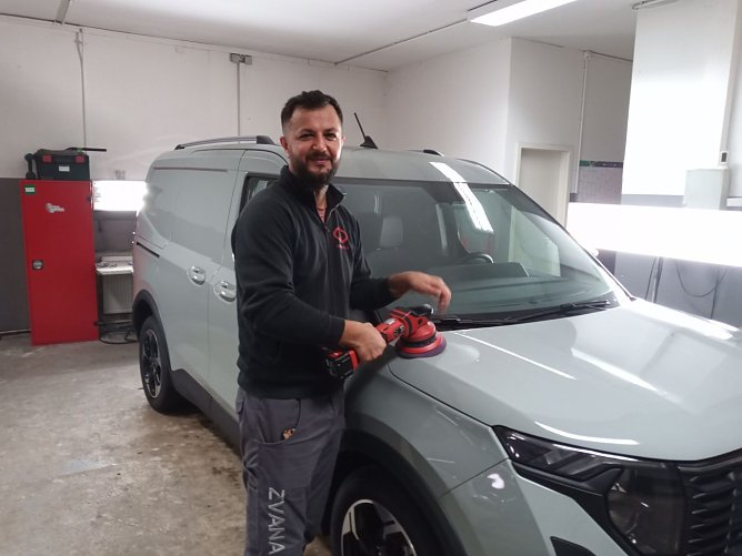 Shamsul Ahmadi bei der Arbeit, hier beim Polieren eines Autos. (Foto: Kurt Frank)
