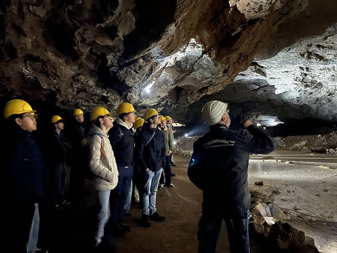 Die Sch&uuml;ler des Humboldt-Gymnasiums in der Heimkehle (Foto: Humboldt-Gymnasium)