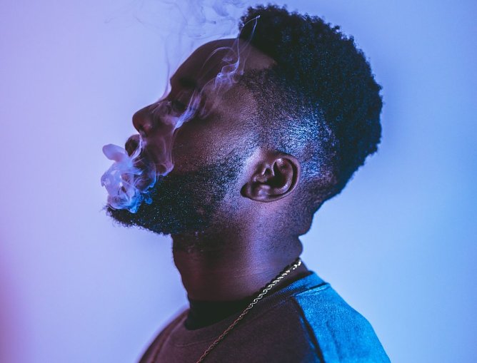 Mann mit Qualm (Foto: Brock Wegner auf Unsplash)