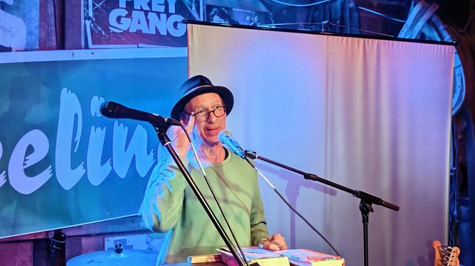 Christian "Flake" Lorenz las am Samstagabend in Steinbr&uuml;cken und erinnerte an Aljoscha Rompe. (Foto: nnz)