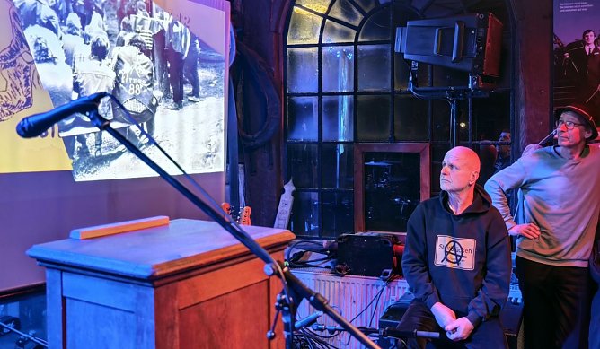 Zwei M&auml;nner, die sich seit Jahrzehnten kennen und sch&auml;tzen: Uwe Hager und Flake (Foto: nnz)