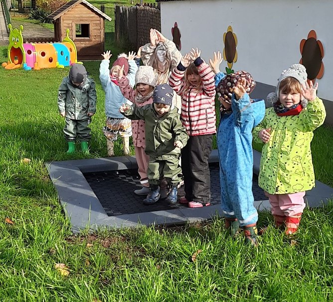 Die Kinder auf ihrem neuen Trampolin (Foto: Sabine Jentho)