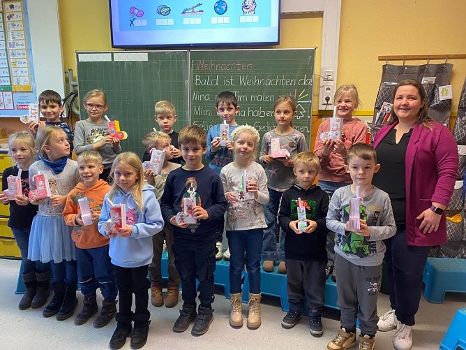 Nikolausstiefel-Aktion sorgt für lächelnde Schulkinder (Foto: Julia Theuerkauf) Nikolausstiefel-Aktion sorgt für lächelnde Schulkinder (Foto: Julia Theuerkauf)