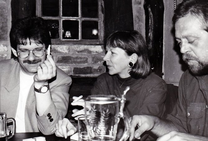 Nach der Arbeit in der Redaktion wurde es immer mal gem&uuml;tlich, wie hier Anfang 1995. Rechts "HP", daneben die Redakteure Heidrun Fischer und PSG (Foto: Archiv PSG)