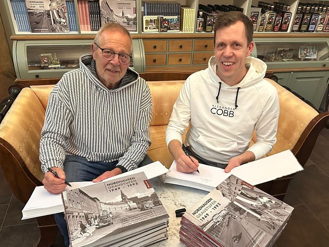 Hans-Peter Wolff und Markus Veit haben die gestern &uuml;ber 70 Exemplare des neuen Bildbandes signiert (Foto: Archiv Wolff)