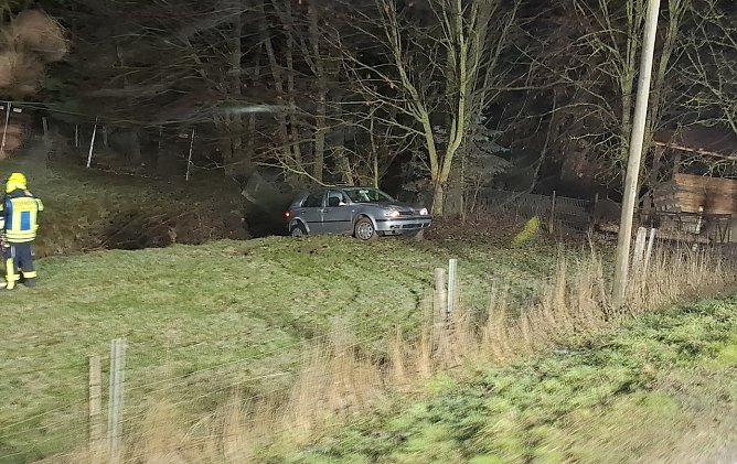 Unfallwagen muss abgeschleppt werden (Foto: Feuerwehr) Unfallwagen muss abgeschleppt werden (Foto: Feuerwehr)