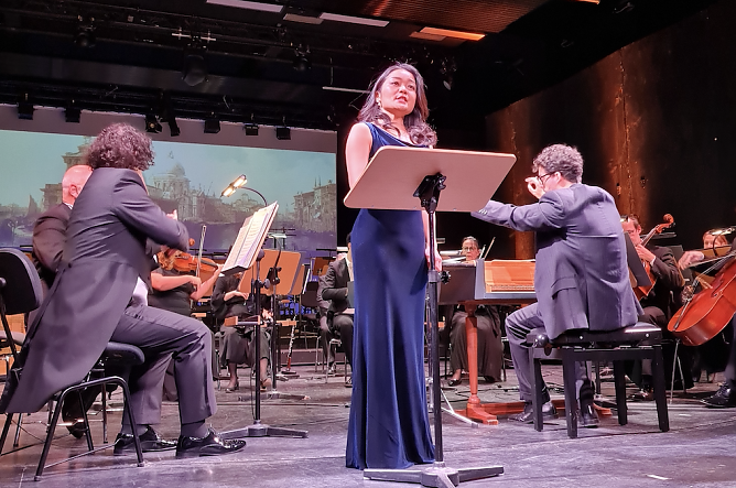 Das Loh-Orchester und die S&auml;ngerin Rina Hirayama haben bei den Mieter-Weihnachtskonzerten die G&auml;ste auf das nahende Weihnachtsfest musikalisch eingestimmt. Foto: SWG Nordhausen/S.Schedwill (Foto: SWG Nordhausen/ S.Schedwill)