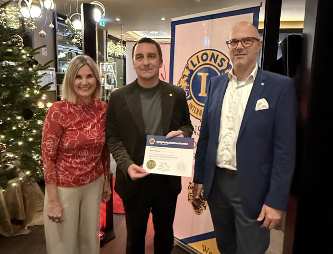 Sven Pistorius hat seine "Lions Nadel" erhalten (Foto: Lions Club)