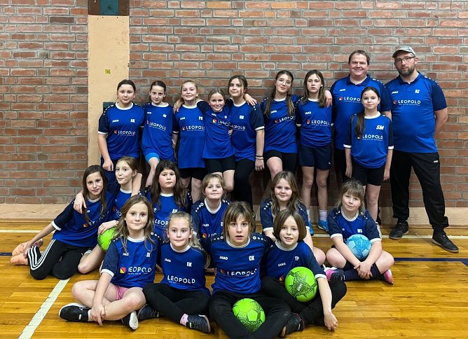 Die jungen Damen des VfB Werther im neuen Trainingsdress (Foto: Yvonne Kopf) Die jungen Damen des VfB Werther im neuen Trainingsdress (Foto: Yvonne Kopf)