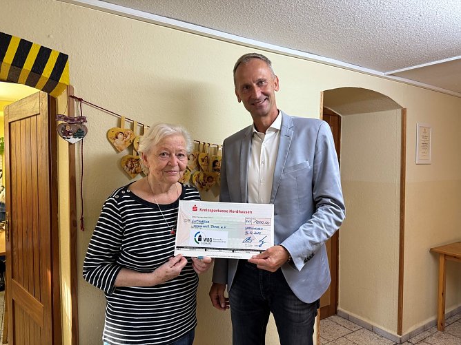 WBG Vorstand Sven D&ouml;rmann und Helga Rathnau von der Nordh&auml;user Tafel (Foto: WBG S&uuml;dharz)