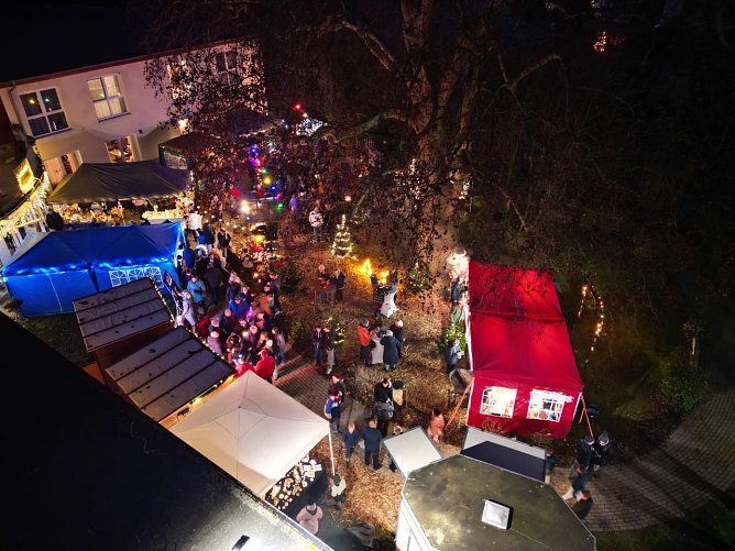 Der zweite Weihnachtsmarkt am Schlosspark in Kleinwerther (Foto: Michael L&uuml;cke)