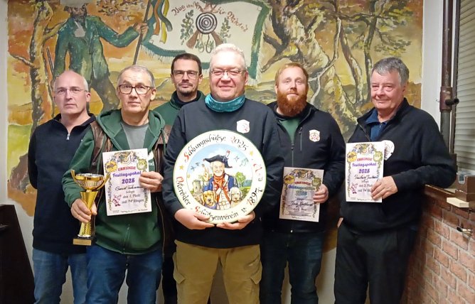 Die Gewinner des Festtagspokal- und Schlumpschützenschießens (Foto: Angelika Engler) Die Gewinner des Festtagspokal- und Schlumpschützenschießens (Foto: Angelika Engler)