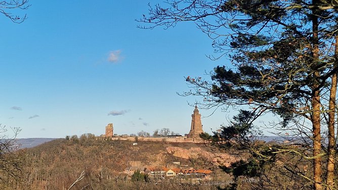 Ein klarer Dezembertag am Kyffh&auml;user (Foto: agl)
