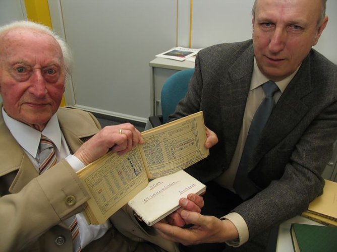 Josef Tauchmann &uuml;bergab im Jahr 2008 seine Aufzeichnungen an das Nordh&auml;user Stadtarchiv (Foto: nnz/Stadt Nordhausen)
