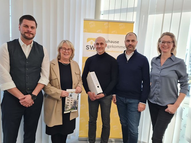Prokurist Pascal Wetzler, SWG-Chefin Inge Klaan, Z-Geschossbau GmbH Gesch&auml;ftsstellenleiter Andr&eacute; Boden und kaufm&auml;nnischer Leiter Oliver M&uuml;nz sowie Projektleiterin Claudia Beck (v.l.n.r.) nach der Vertragsunterzeichnung in der SWG-Gesch&auml;ftsstelle. (Foto: SWG Nordhausen)