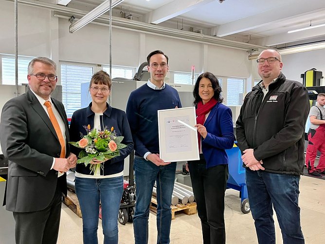 Arbeitsagenturchef Karsten Fr&ouml;bose, Personalleiterin Karen Schiek, Gesch&auml;ftsf&uuml;hrer Dominic Deig, IHK-Chefin Cornelia Lerch und Ausbildungsleiter Christian Scholz (v.l.n.r.) in der Lehrwerkstatt von Feuer Powertrain.  (Foto: Susanne Schedwill)