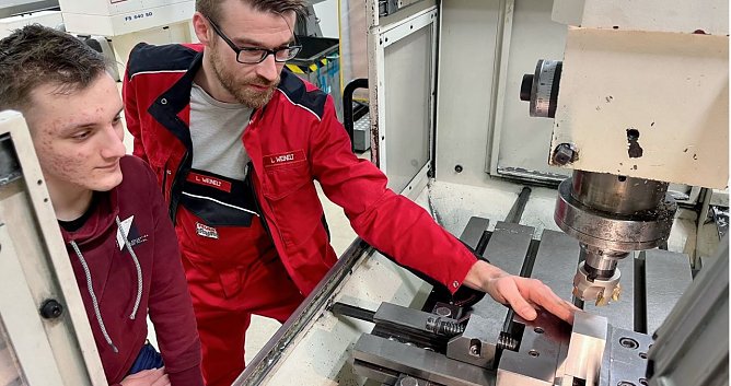 Ausbilder Lars Weinelt zeigt dem Praktikanten Artem Oliinyk, wie eine Fr&auml;&szlig;maschine eingerichtet wird.  (Foto: ssc)