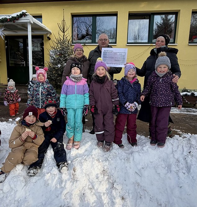 Neustadt Ortsb&uuml;rgermeister Mario K&uuml;hn &uuml;berbrachte den Spendenscheck.  (Foto: Alexandra G&uuml;nther)