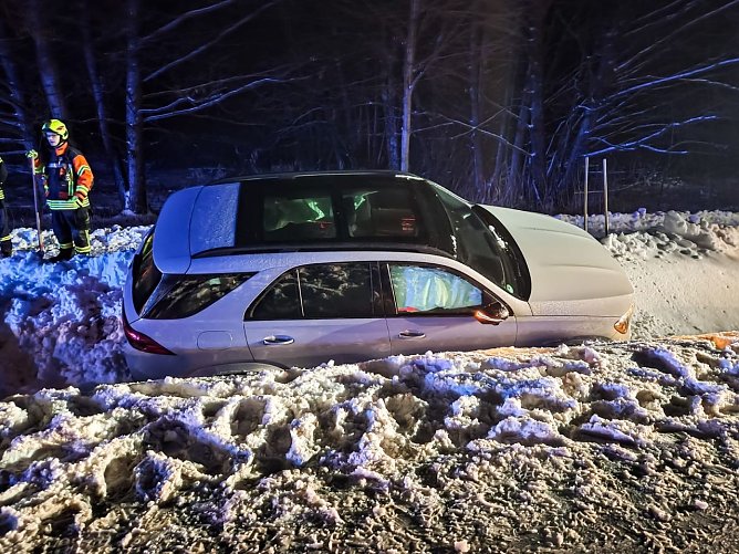 Unfallfahrzeug bei Lipprechterode (Foto: Feuerwehr Lipprechterode / Silvio Dietzel ) Unfallfahrzeug bei Lipprechterode (Foto: Feuerwehr Lipprechterode / Silvio Dietzel )