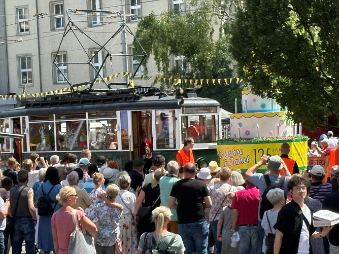 Der Straßenbahnkorso zum Rolandsfest (Foto: Verkehrsbetriebe Nordhausen) Der Straßenbahnkorso zum Rolandsfest (Foto: Verkehrsbetriebe Nordhausen)