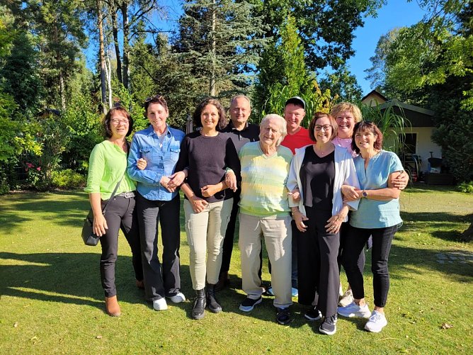 Die Schüler zu Gast bei ihrem alten Lehrer (Foto: privat) Die Schüler zu Gast bei ihrem alten Lehrer (Foto: privat)