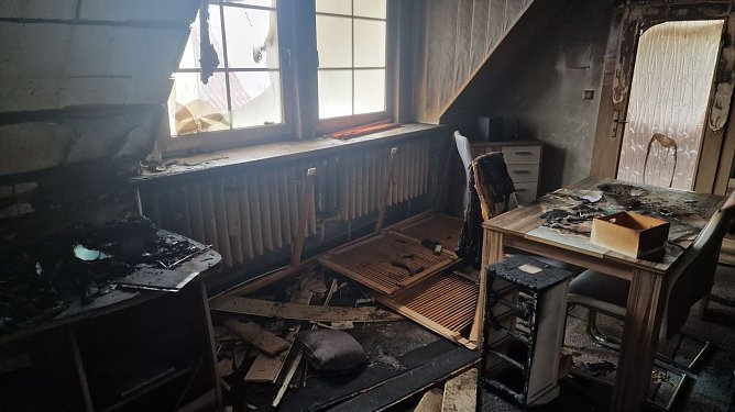 Vom Wohnzimmer im Dachgeschoss ist nicht viel &uuml;brig geblieben (Foto: agl)