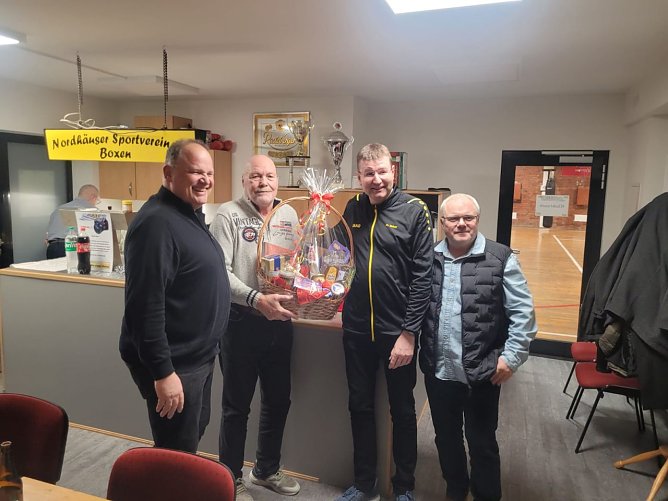 Ehrung für den Sportfreund Karl-Heinz Bergmann (Foto: NSV) Ehrung für den Sportfreund Karl-Heinz Bergmann (Foto: NSV)