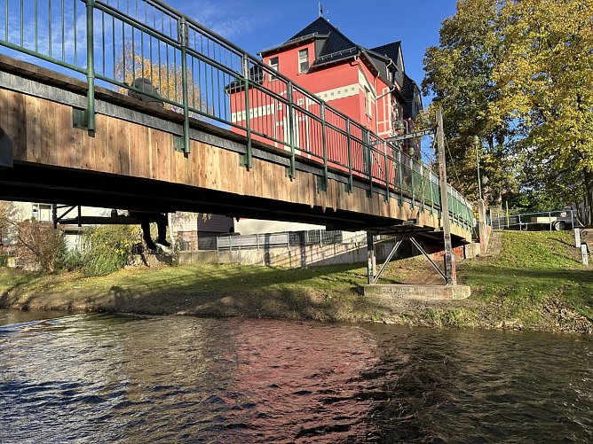 Die Br&uuml;cke &uuml;ber die Zorge am Badehaus erhielt eine Verschalung aus L&auml;rchenholz. (Foto: Pressestelle Stadt Nordhausen)