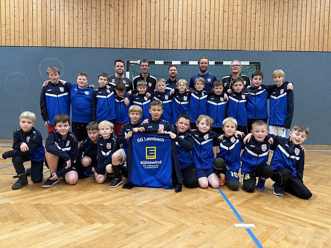 Die E- und F-Junioren der SG Leimbach mit ihren neuen Trainingsjacken. (Foto: Normen Hesse) Die E- und F-Junioren der SG Leimbach mit ihren neuen Trainingsjacken. (Foto: Normen Hesse)