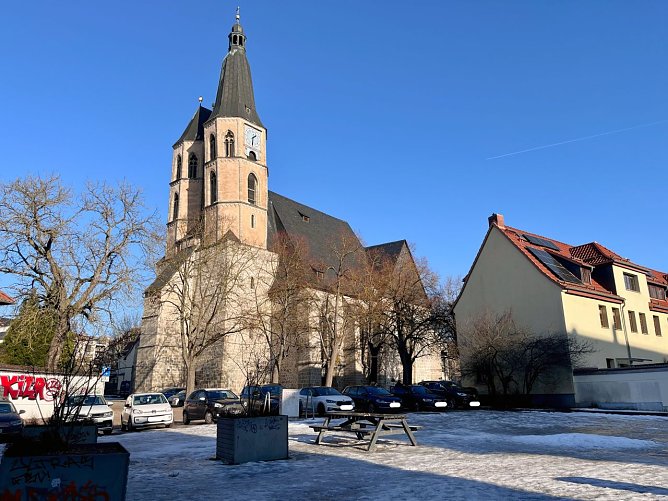 Der Blasiikirchplatz in Nordhausen. Vor der Kirche stehen Linden. (Foto: ssc)