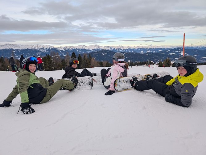 Die Siebtklässler des Herder-Gymnasiums beim Snowboardfahren. (Foto: Philipp Kugelmeier) Die Siebtklässler des Herder-Gymnasiums beim Snowboardfahren. (Foto: Philipp Kugelmeier)