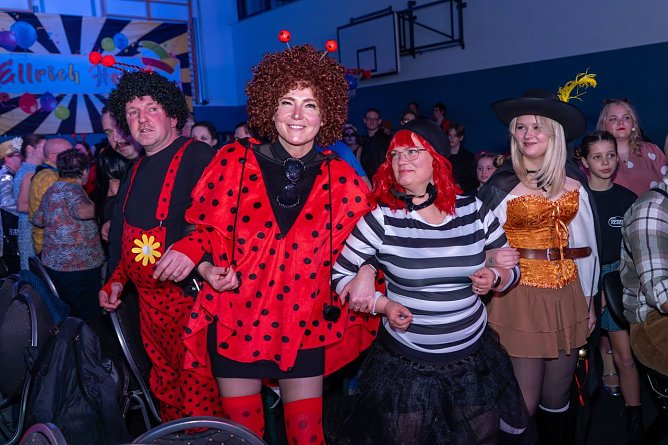 Ausgelassene Stimmung in der S&uuml;dharzhalle in Ellrich.  (Foto: Sven Tetzel)