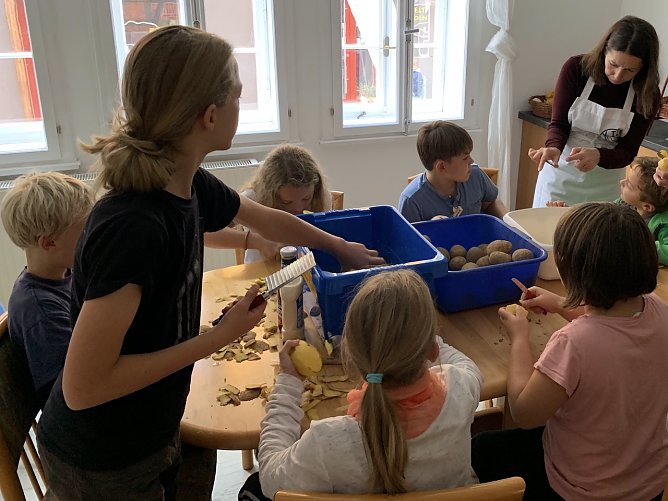 Pommes werden am Freitag im Kinderkirchen-Laden zubereitet. (Foto: Frank Tuschy) Pommes werden am Freitag im Kinderkirchen-Laden zubereitet. (Foto: Frank Tuschy)